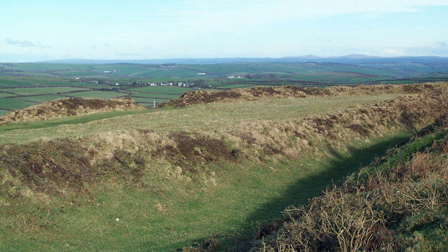 File:Earthworks at the iron age fort Castle an Dinas - geograph.org.uk - 329999 (cropped).jpg
