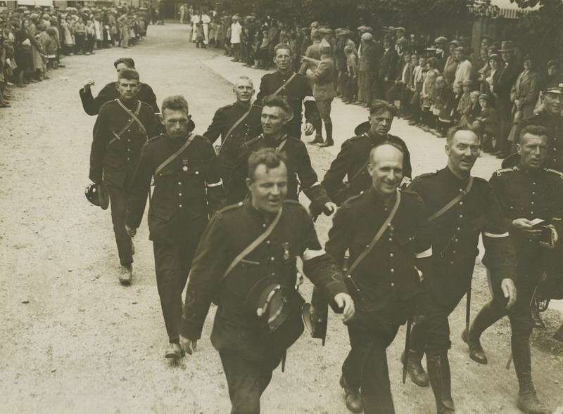 File:Een groep agenten van politie passeert Wijchen tijdens de 22e vierdaagse. – F40294 – KNBLO.jpg