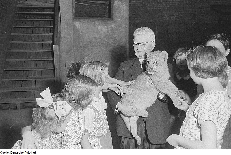 File:Fotothek df roe-neg 0006456 021 Prof. Schneider mit einem Löwen im Arm.jpg