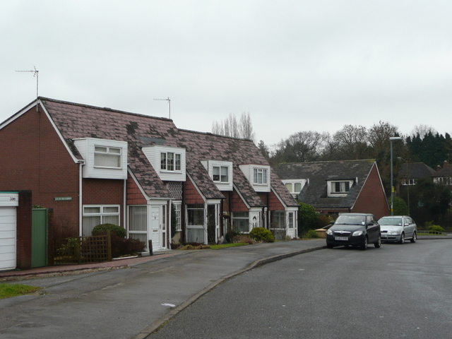 File:Housing on The Fairway, King's Norton - geograph.org.uk - 1139871.jpg