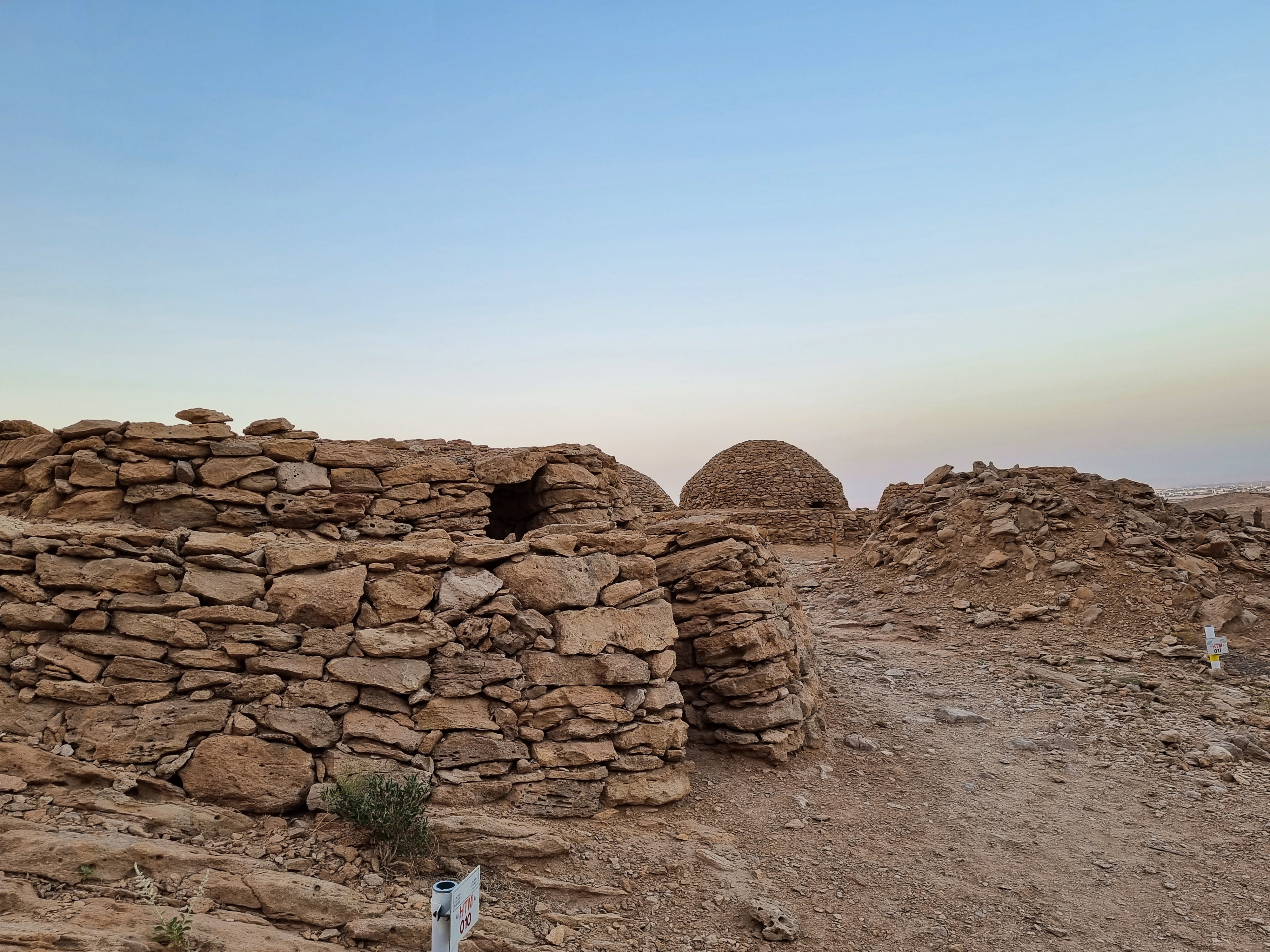 Nearer al. 3000 BCE. Эль-Бурайми достопримечательности. Wadi al Ayn’s Beehive Tombs.