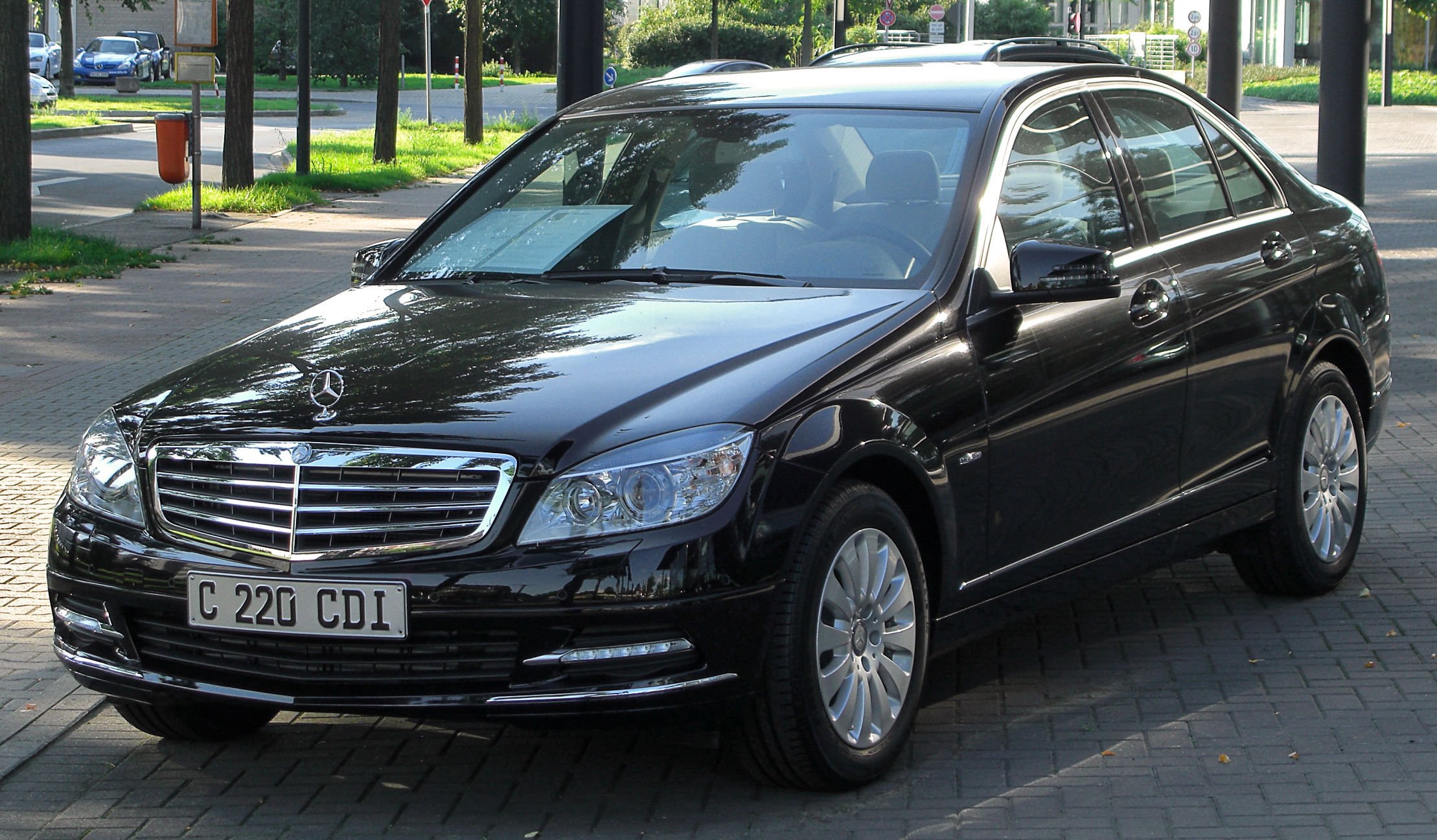 File:Mercedes C 220 CDI BlueEFFICIENCY Elegance (W204) front 20100821.jpg - Wikimedia  Commons