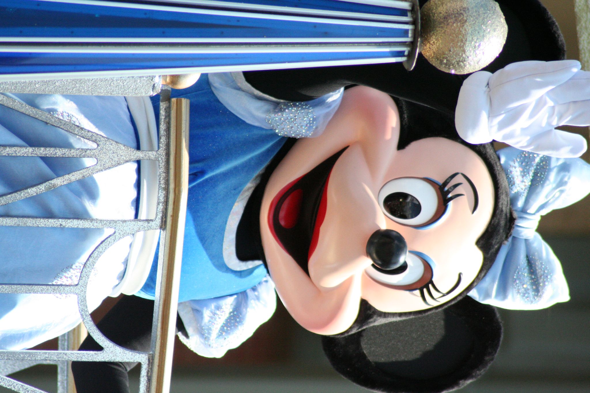 https://upload.wikimedia.org/wikipedia/commons/6/6c/Minnie_Mouse_at_Walt_Disney_World_Resort%2C_2007.jpg