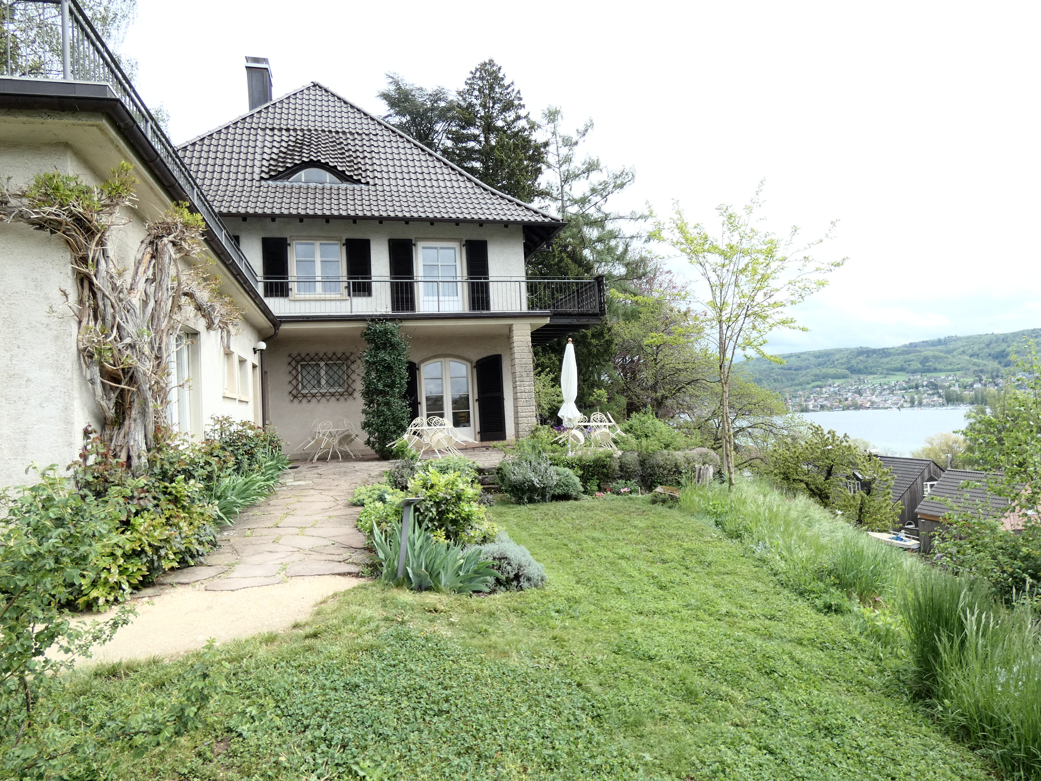 Wohnhaus von Otto Dix in Hemmenhofen, Westansicht mit Garten und Terrasse, heute Museum Haus Dix