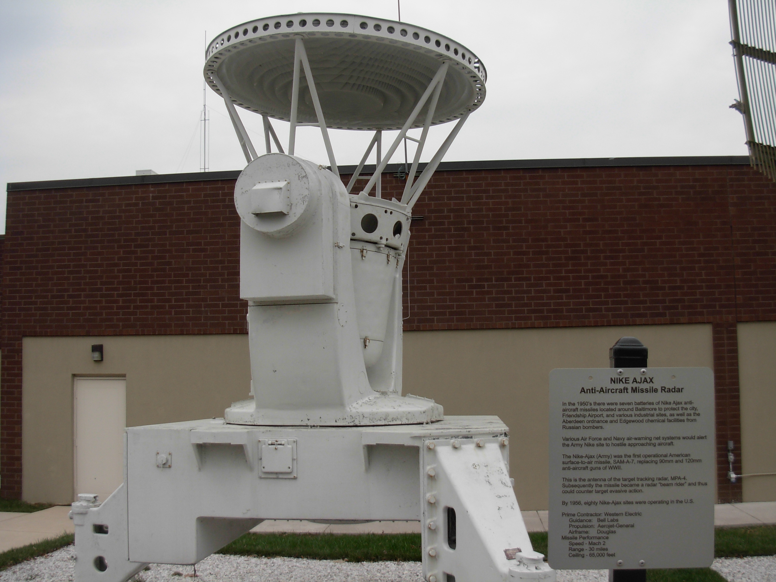 File:NIKE AJAX Anti-Aircraft Missile Radar2.jpg - Wikimedia Commons