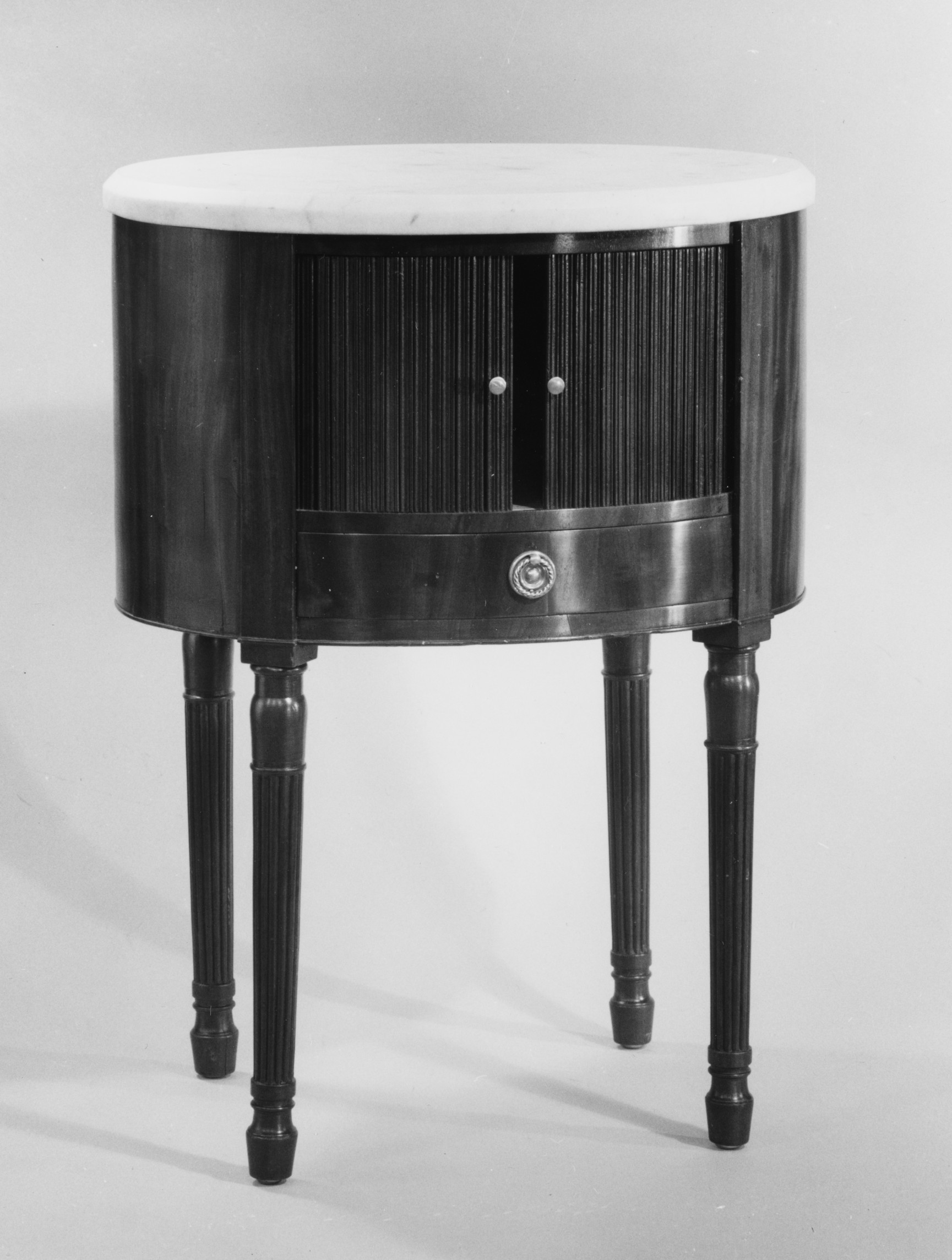 https://upload.wikimedia.org/wikipedia/commons/6/6c/Nightstand_MET_175194.jpg