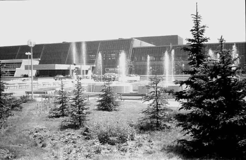 Novi_Beograd_1978_-_Sava_Centar.jpg