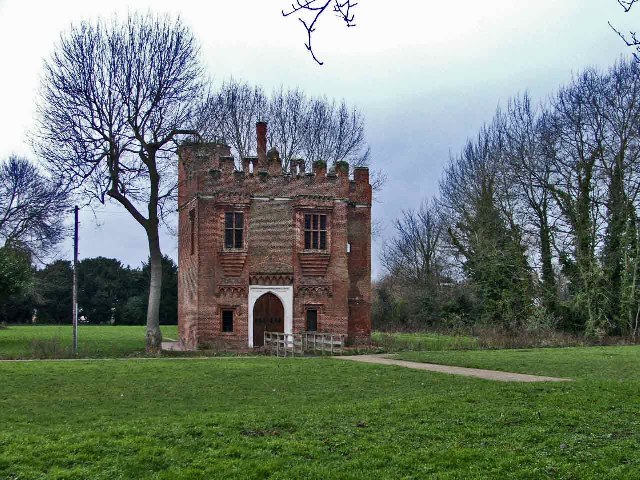 File:Rye House Gatehouse, Rye Road - geograph.org.uk - 106440.jpg