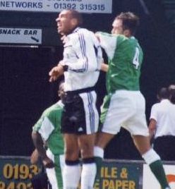 Stan Collymore (i mitten i vit tröja) i en match för Fulham.