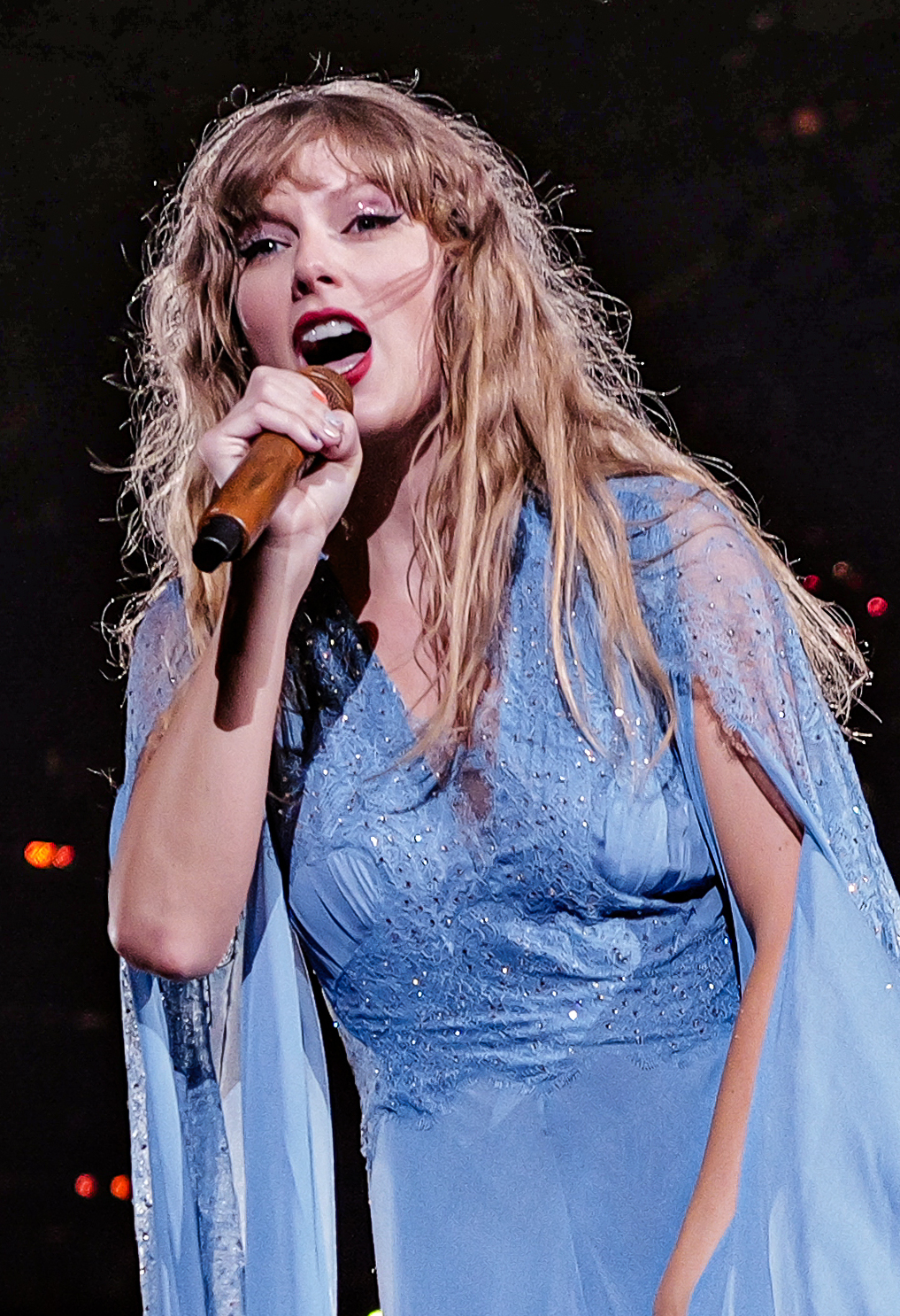 Ficheiro:Taylor Swift The Eras Tour The Folklore Set Era (53109912930)  (cropped).jpg – Wikipédia, a enciclopédia livre