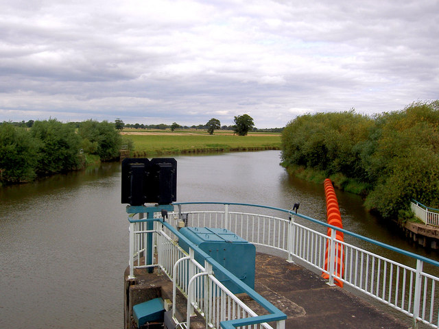 File:The River Derwent at Barmby barrage. - geograph.org.uk - 537485.jpg