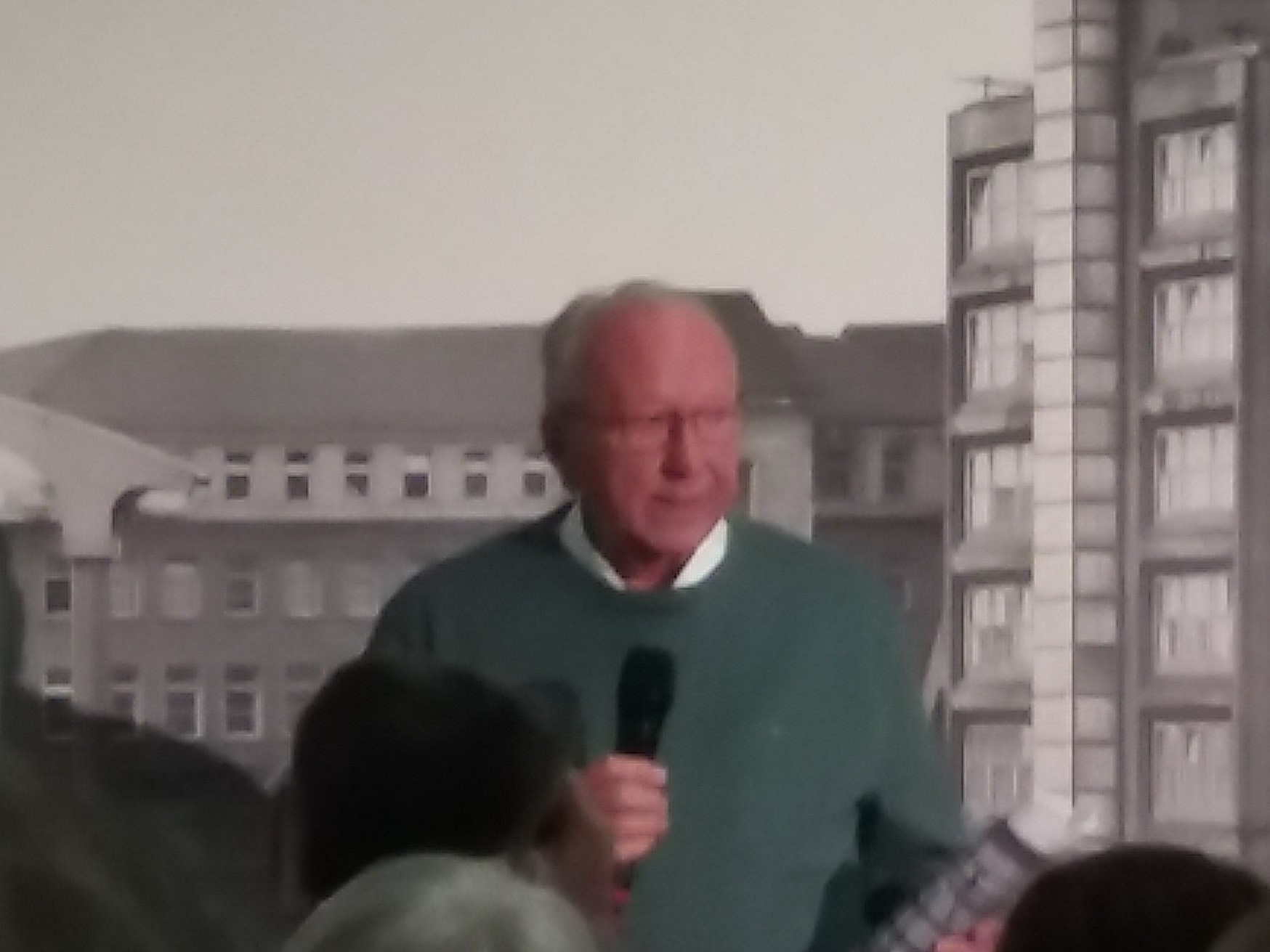 Thomas Billhardt bei der Eröffnung einer Ausstellung (2019)