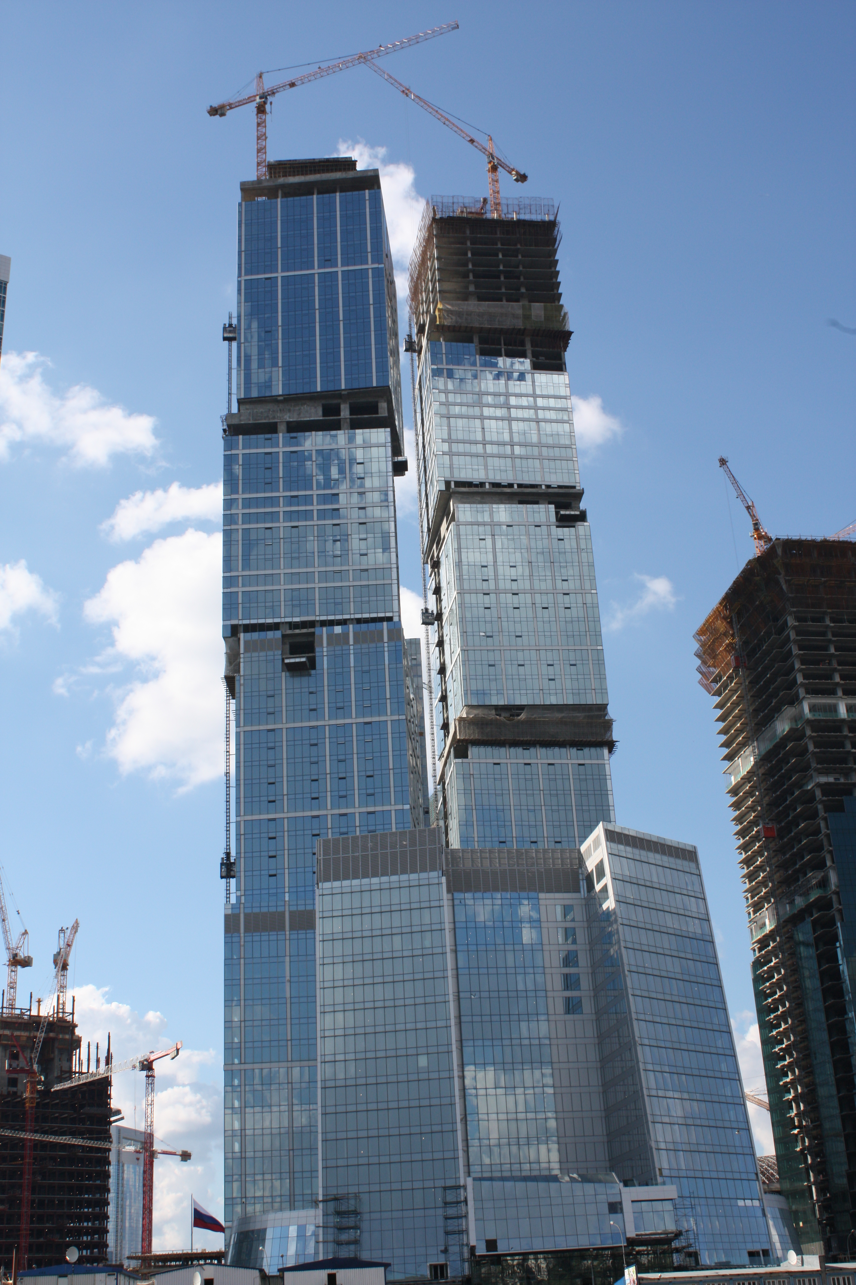 Башня строю. Башня город столиц Москва Сити. Две башни в Москве капитал Тауэрс. Башня капитал Тауэр Москва Сити. Небоскреб город столиц.