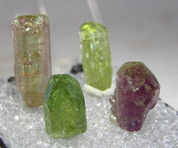 File:Vesuvianite-148284.jpg