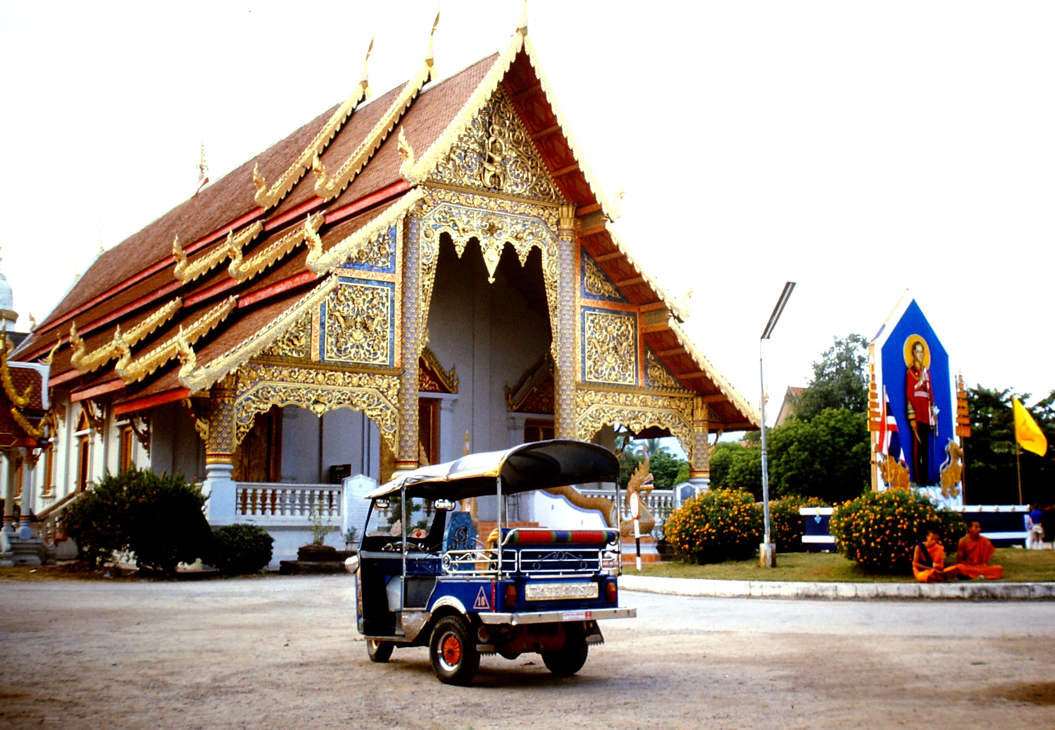 1985_in_Chiang_Mai._Wat_Phra_Singh_and_Tuk_Tuk._Spielvogel_Archiv.jpg