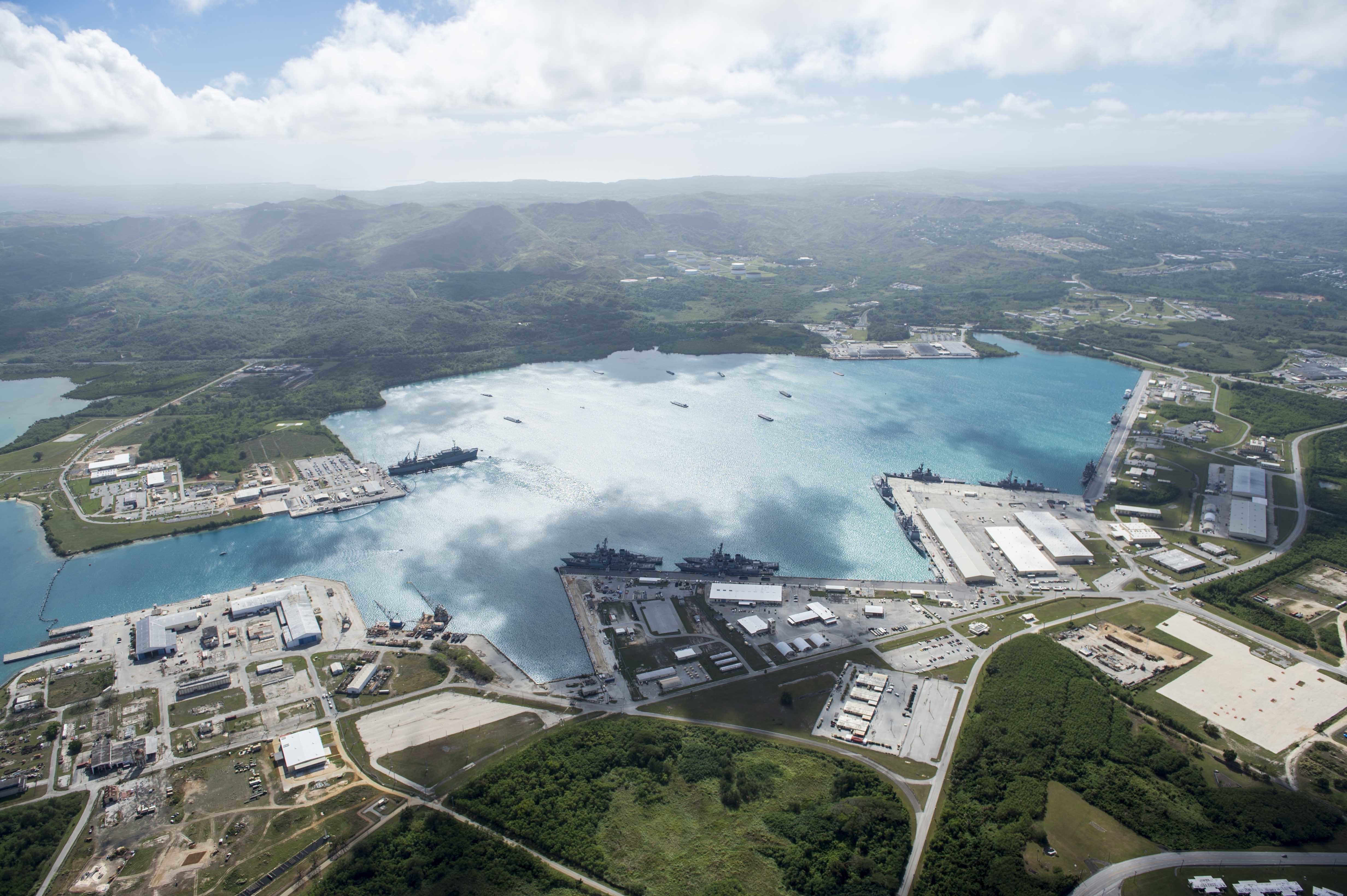 Файл:Aerial view of the US Naval Base Guam on 5 March 2016.JPG — Вікіпедія