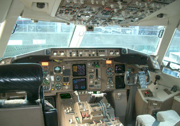 File:AeroMexico Boeing 767-3Q8ER cockpit.jpg