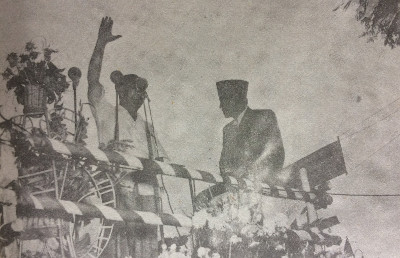 File:Arnold mononutu with sukarno in purwodadi on 15 september 1952, potret seorang patriot, p. 137.jpg