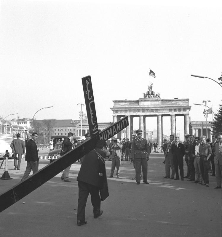 Die Deutsche Volkspolizei ( VP - DVP - VOPO ) Bundesarchiv_B_145_Bild-P060866%2C_Berlin%2C_Kreuzzug_durchs_Brandenburger_Tor