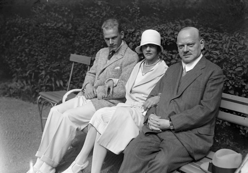 File:Bundesarchiv Bild 102-08485B, Karlsbad, Gustav Stresemann mit Gattin und Sohn.jpg