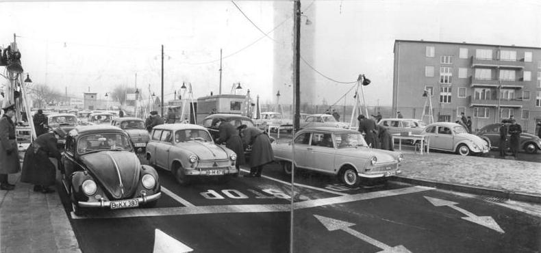 File:Bundesarchiv Bild 183-C0104-0010-001, Berlin, Grenzübergang Sonnenallee, West-Berliner Besucher.jpg