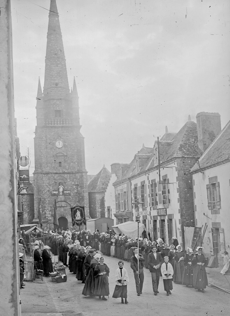 La procession lors du pardon de saint Cornély le 13 septembre 1924