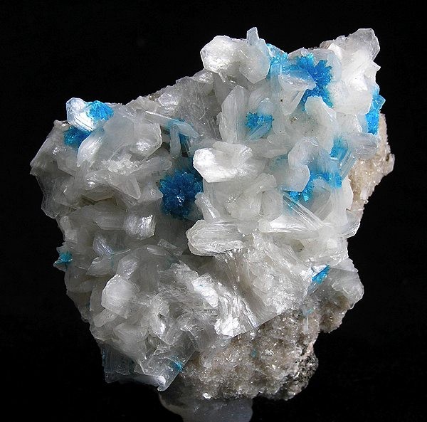 File:Cavansite-Stilbite-Ca-192572.jpg