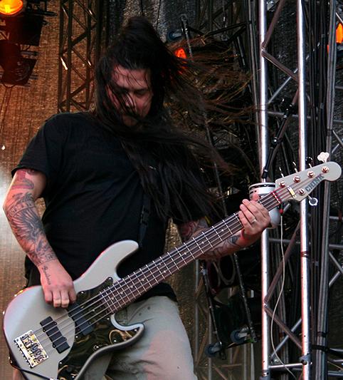 Cheng performing with [[Deftones]] at [[Hultsfred Festival]] in June 2006