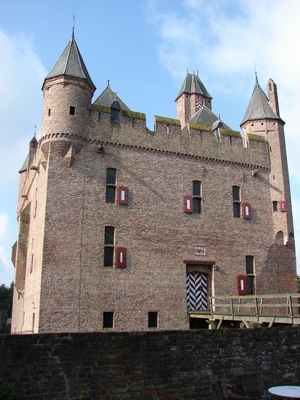 So kommt man zu Kasteel Doornenburg mit den Öffentlichen - Mehr zum Ort Hier