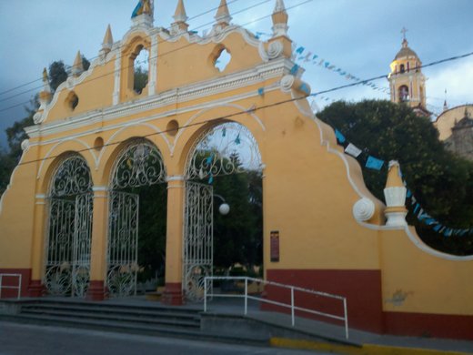 File:Entrada del Ex-Convento Franciscano en Cholula de Rivadabia.jpg