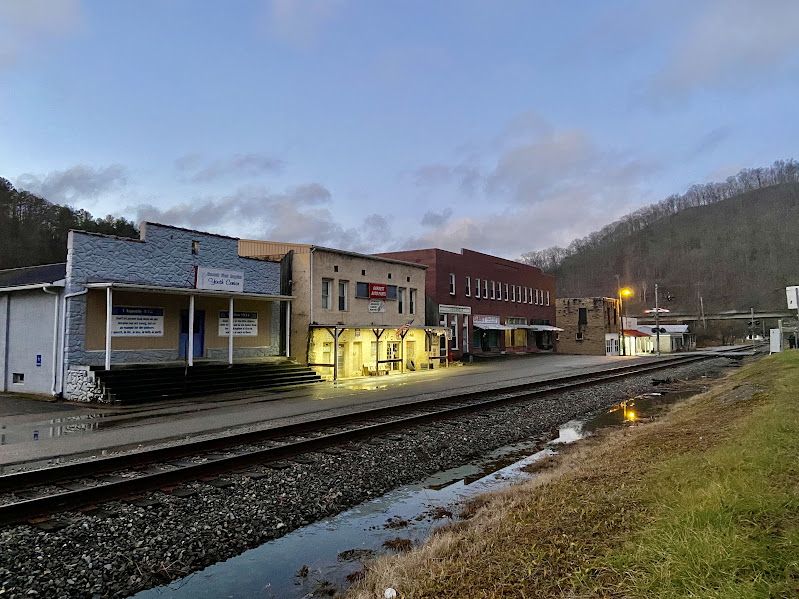 File:Front Street Garrett, Kentucky.jpg