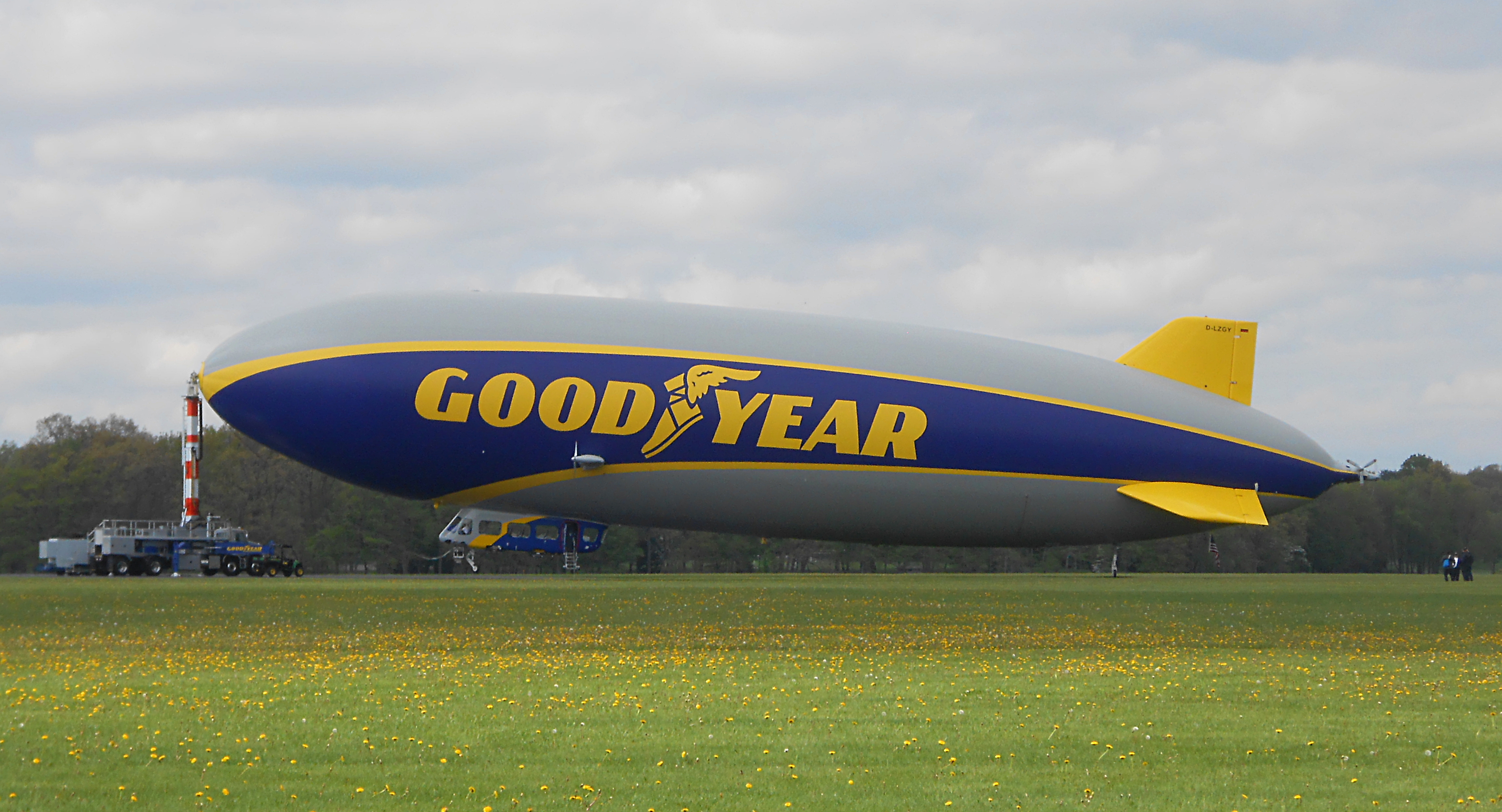 Goodyear_Zeppelin_NT_at_Mast.jpg