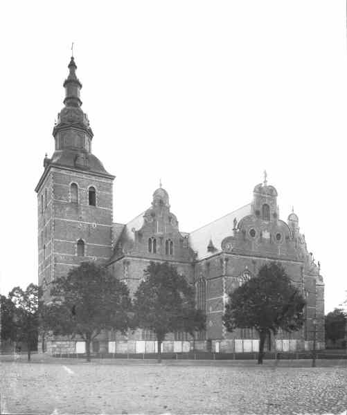 File:Heliga Trefaldighetskyrka - KMB - 16000200055853.jpg