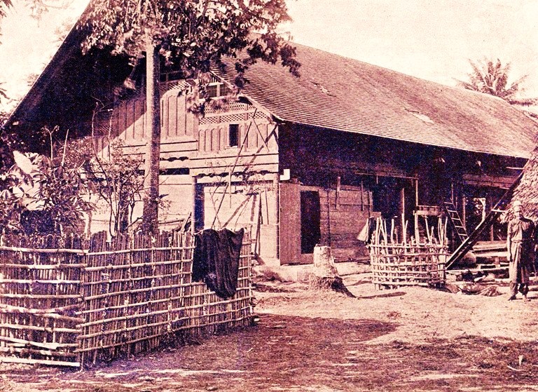 File:Huis van Toekoe Oemar te Lampisang.jpg