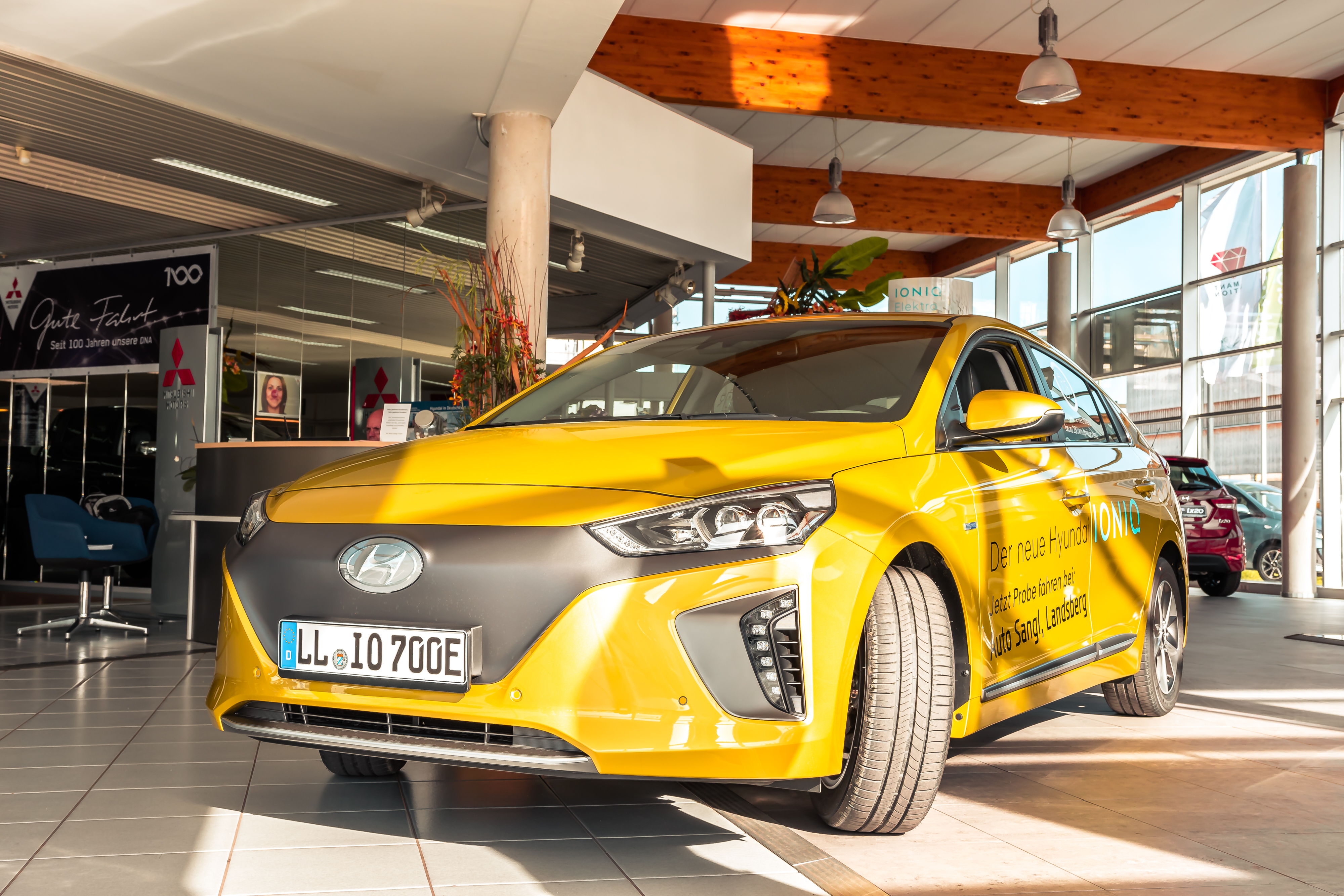 File:Hyundai IONIQ Electric Blazing Yellow (33732755011).jpg - Wikimedia Commons