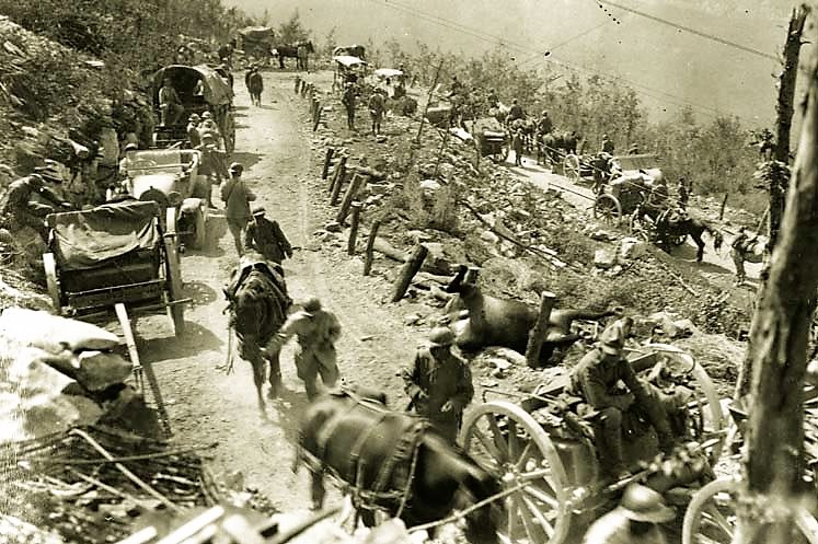 File:Italijanska vojska na poti proti bojišču v krnskem pogorju.jpg