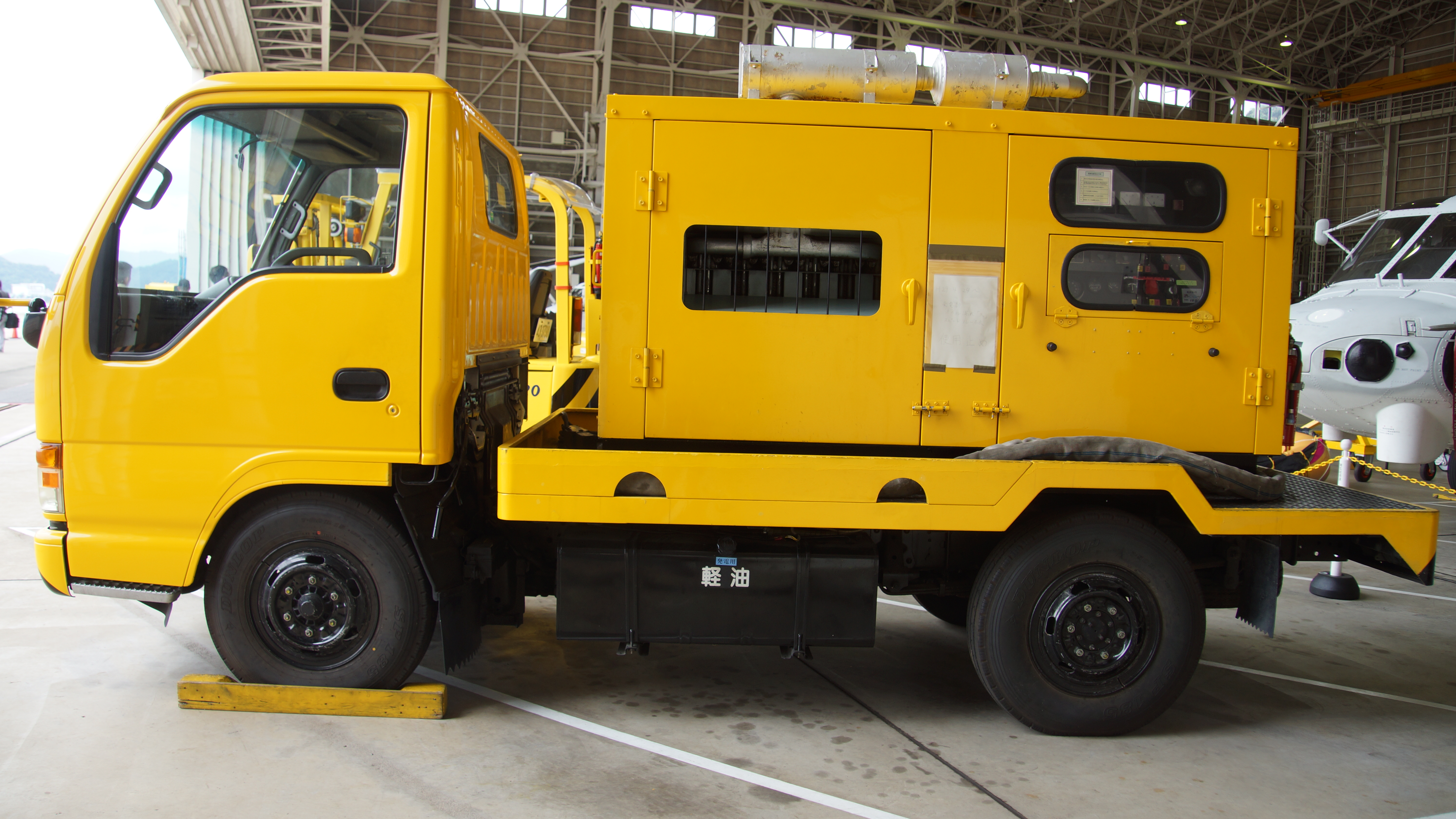 File Jmsdf Ground Power Unit Isuzu Elf Left Side View At Maizuru Air Station July 29 2017 Jpg Wikimedia Commons