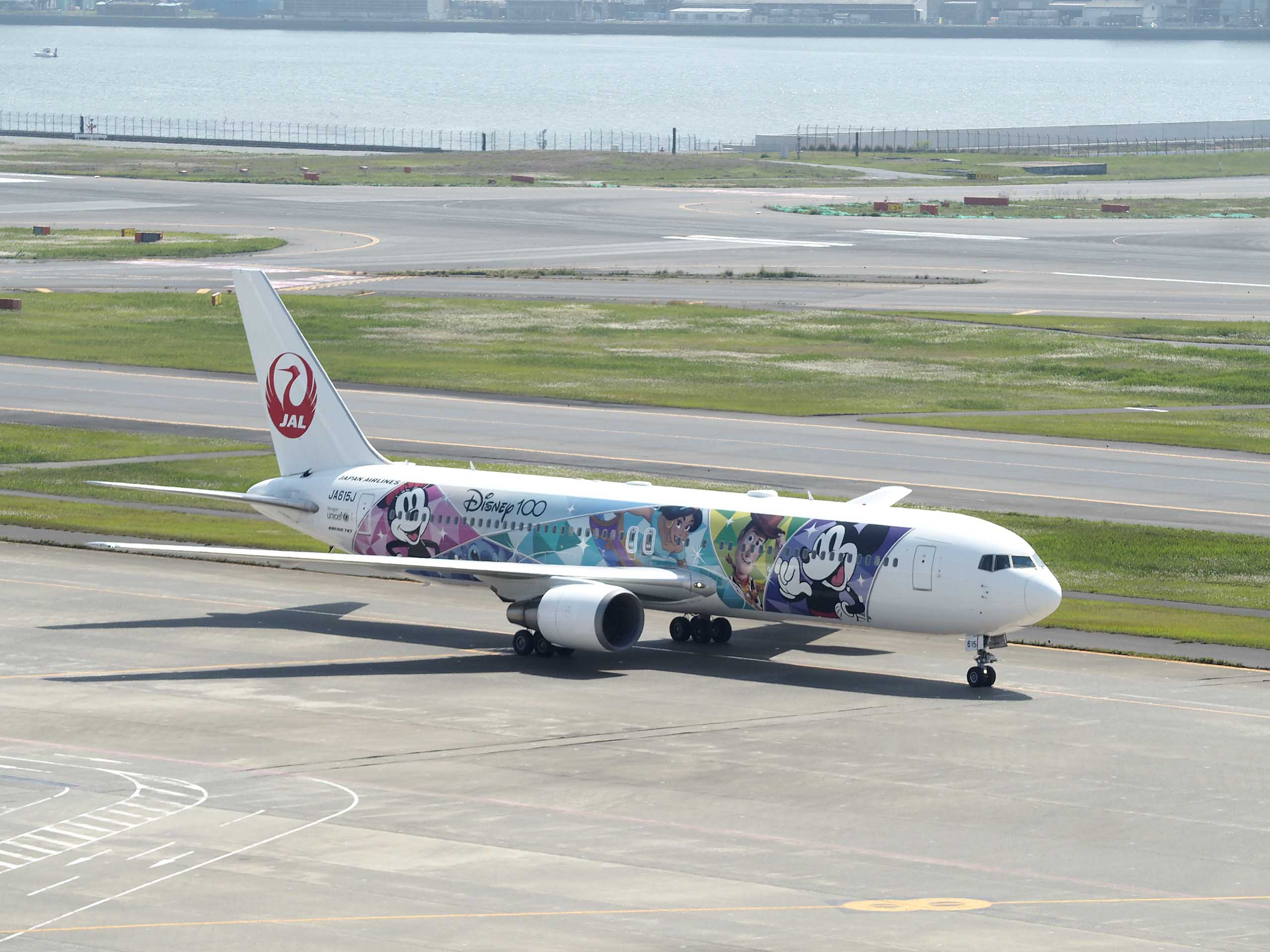 ファイル:Japan Airlines JA615J Dream Express Disney 100 Boeing 767