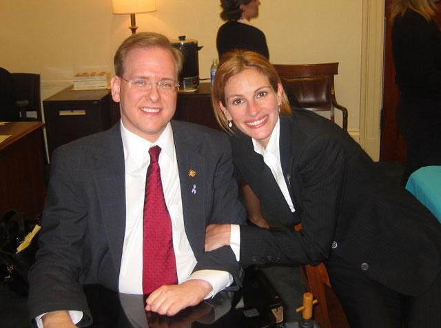 Julia Roberts y el congresista Jim Langevin en mayo de 2002.