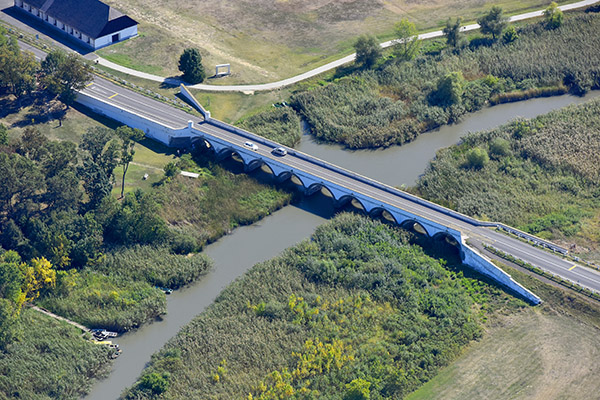 File:Kilenclyukú híd légi felvételen (Hortobágyi Nemzeti Park).jpg