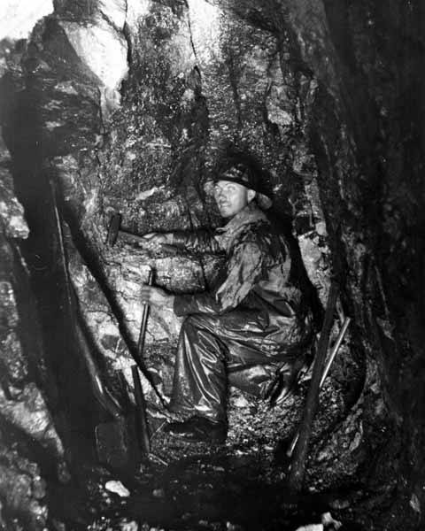 File:Lewis Witt in tunnel inside Esther Mine, near Gold Creek, Kittitas County, 1898 (LL 1048).jpg