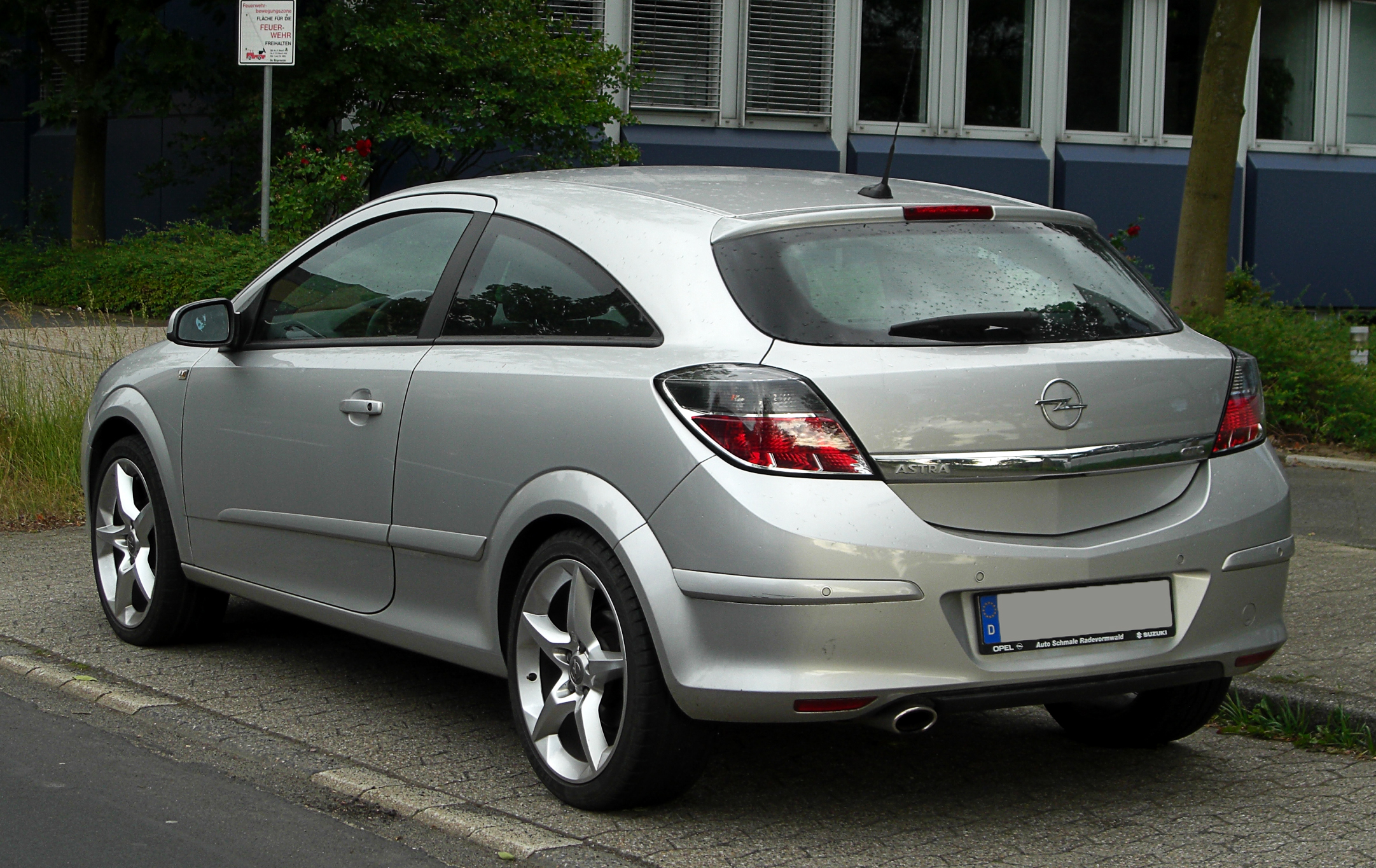 File:Opel Astra GTC (H, Facelift) – Heckansicht, 28. Mai 2011