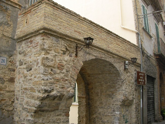 File:Porta Santa Margherita Atessa.JPG