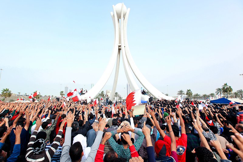 File:Protesters fests toward Pearl roundabout.jpg