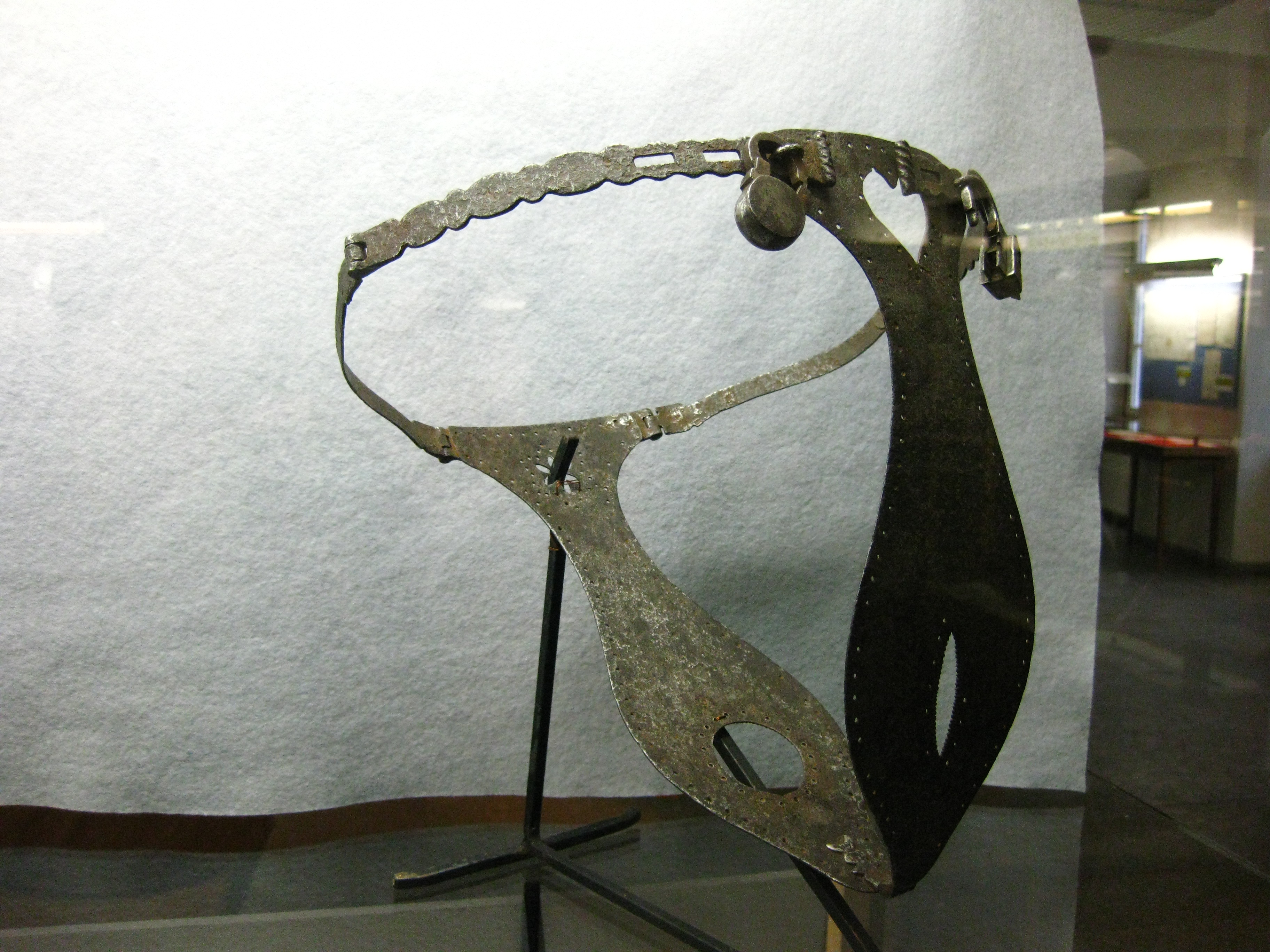 Как сделать пояс верности. Chastity Belt Museum of torture Prague.