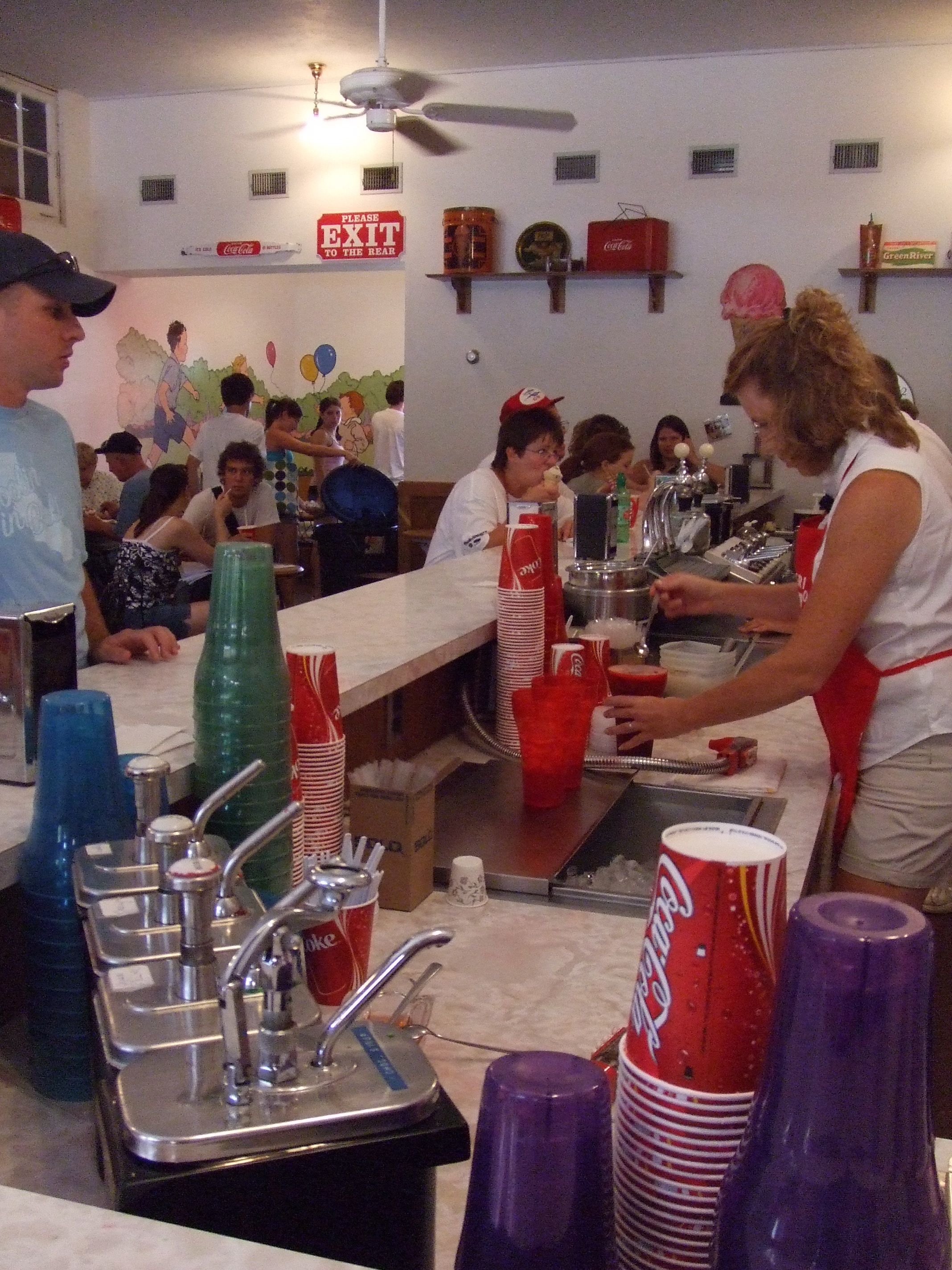 Old Fashioned Ice Cream Shops - America Soda Fountains