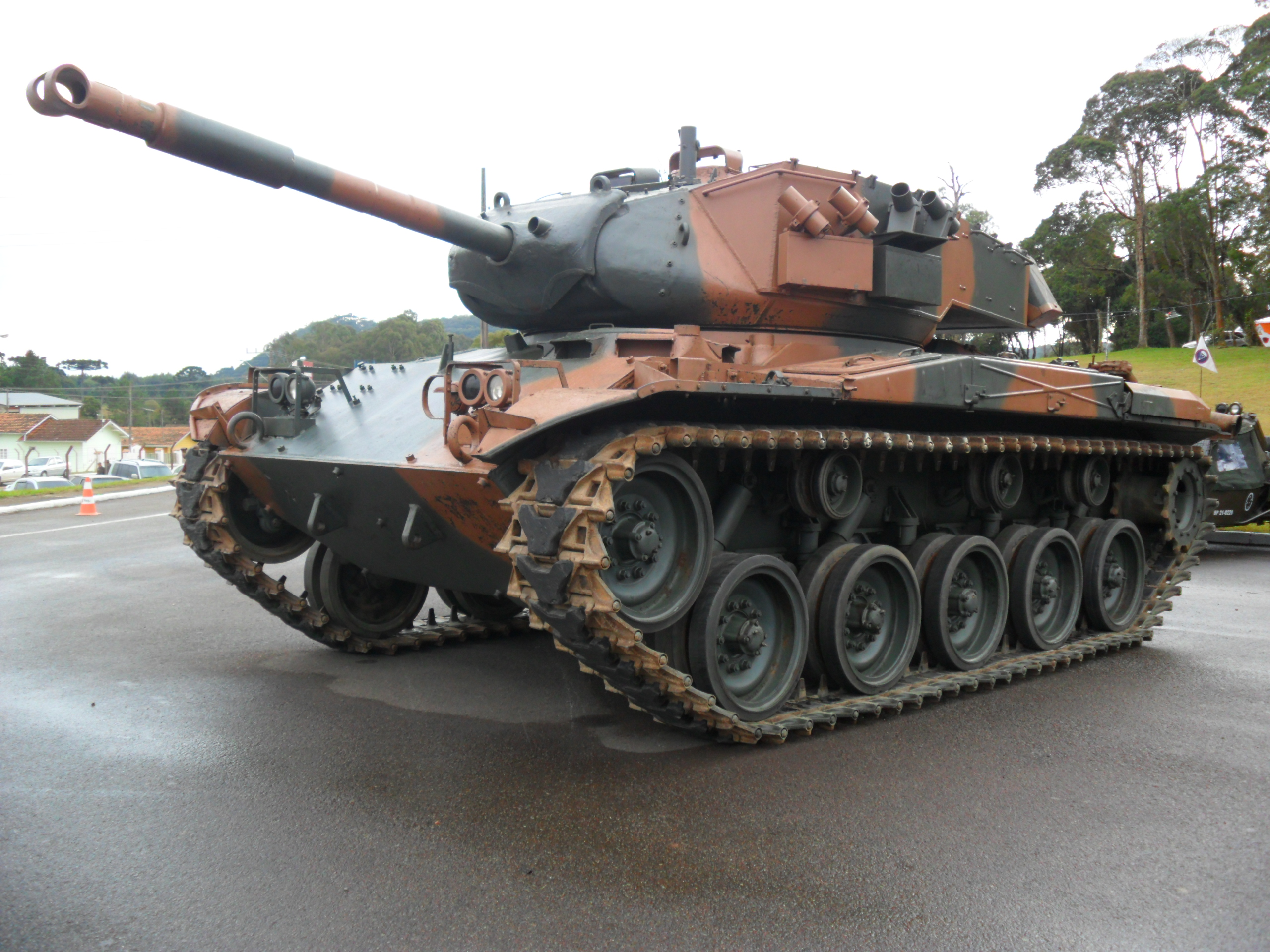 Tanque_de_Guerra_-_Parque_de_Exposições_Expoville_-_Encontro_de_Carros_em_Antigos_-_Joinville,_SC_-_panoramio_(1)