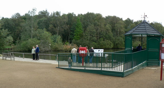 The lake and bird feeding hut, Golden Acre Park - geograph.org.uk - 259273