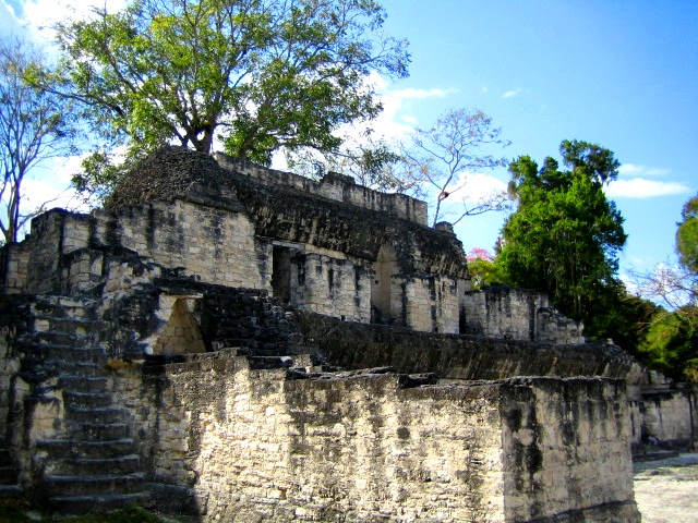 File:Zentrale Akropolis Tikal.jpg