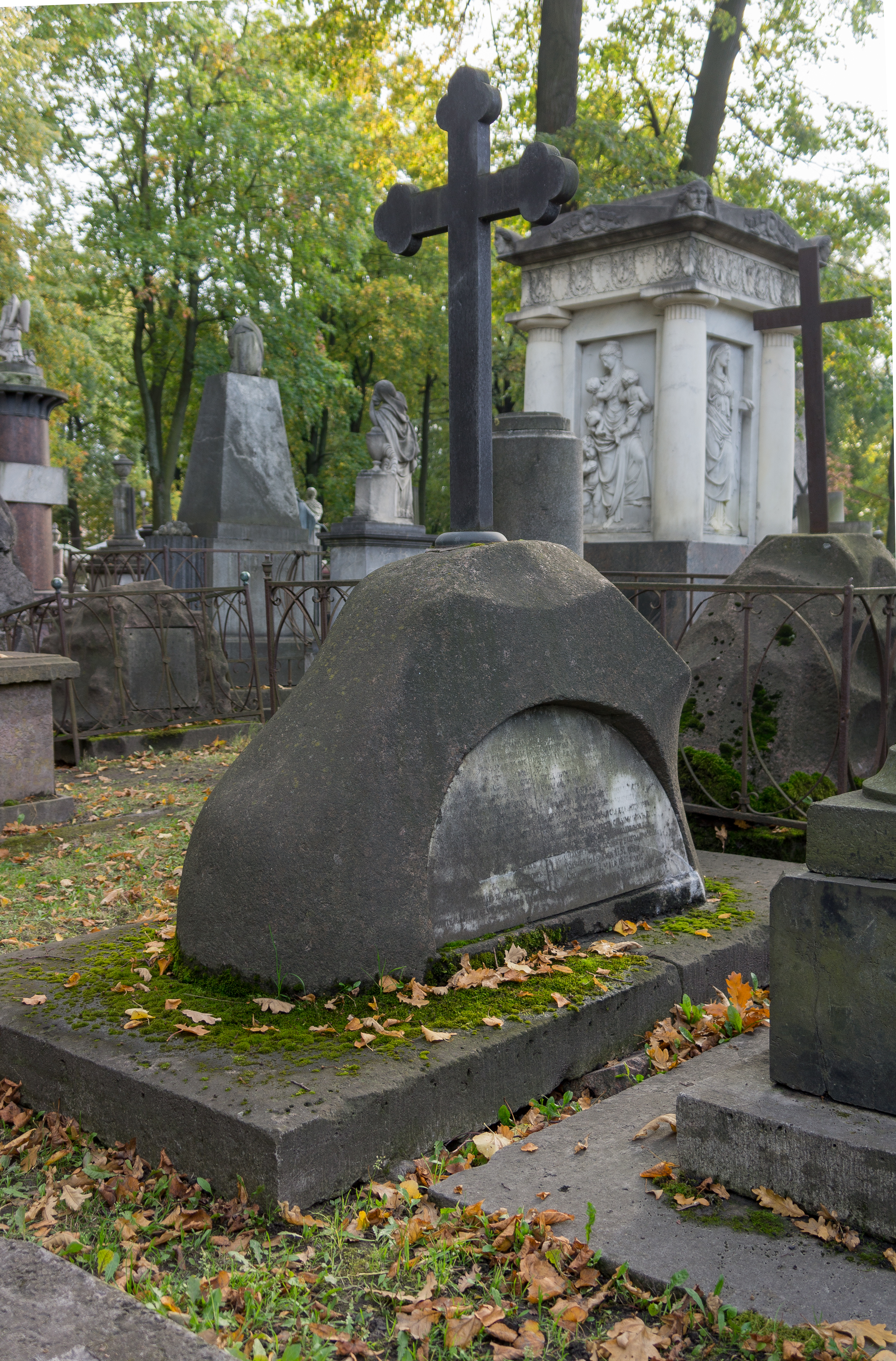 Лавра захоронения. Лавров могила. Надгробие п.п. Чекалевского.